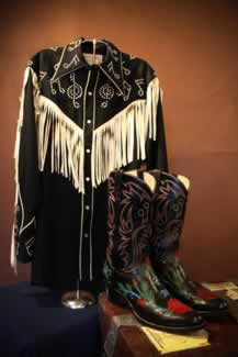 hank williams jur nudie designed musical shirt aling with his custom made monogaammed boots 2
